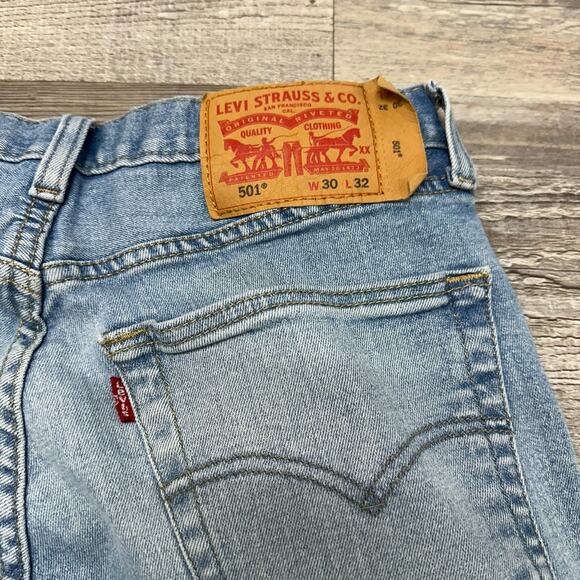 Levis 501 Light Wash Blue Mens 30x31 Straight Leg Button Fly Denim Jeans Red Tab - Picture 11 of 14